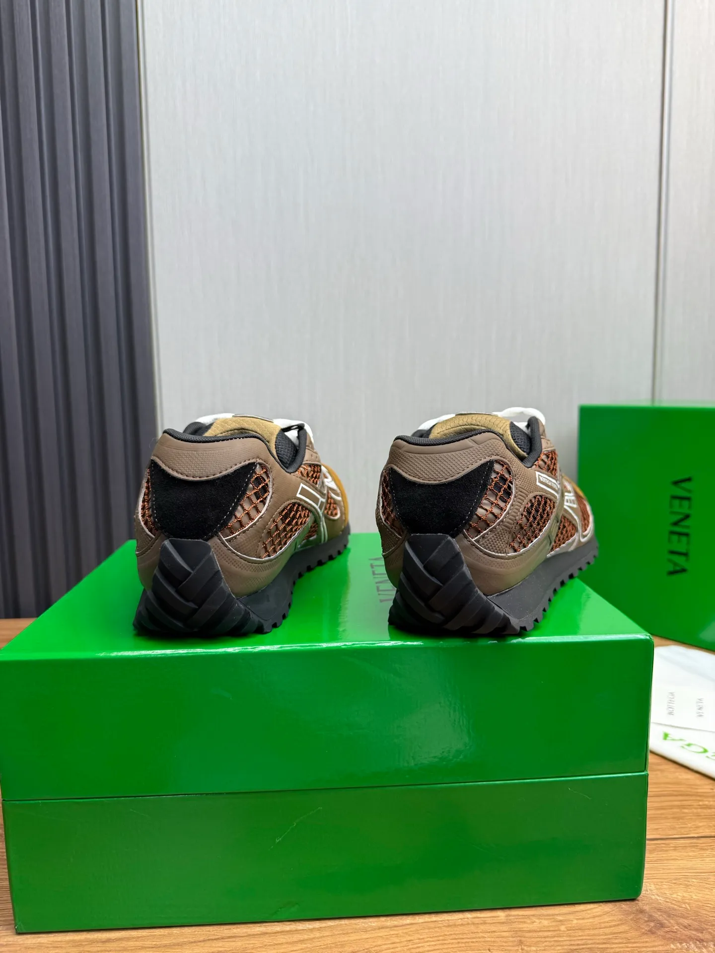 Men's men's shoes 💰620💰 BV top version 𝘽𝙊𝙏𝙏𝙀𝙂𝘼 𝙑𝙀𝙉𝙀𝙏𝘼 Orbit sneakers Wang Yibo same style couple style dad shoes 🩷💚 Runner sneakers, made of lightweight technical mesh fabric. Features a geometric patterned rubber outsole. Pay attention to the package craftsmanship ❕ High version shipping ❗️ Very nice, durable to play with and durable to make ✔️ Standard version 💯💯 The outsole is made of color-blocked TPU outsole. Women’s model 35-41 (40 41 customized) Men’s model 39-46 (45.46 customized) Equipped with original packaging